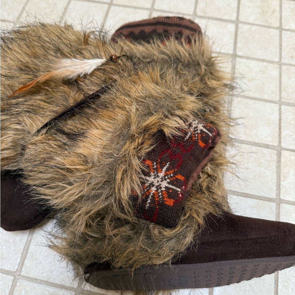 Soft and Cozy Faux Fur and Suede Brown Muk Luks Indoor Slippers - S - Picture 4 of 5